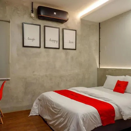 RedDoorz Plus near Kawasan Sam Poo Kong Semarang-2