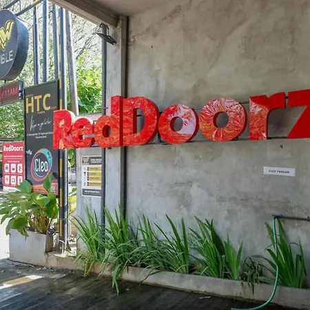 RedDoorz Plus near Kawasan Sam Poo Kong Semarang-3